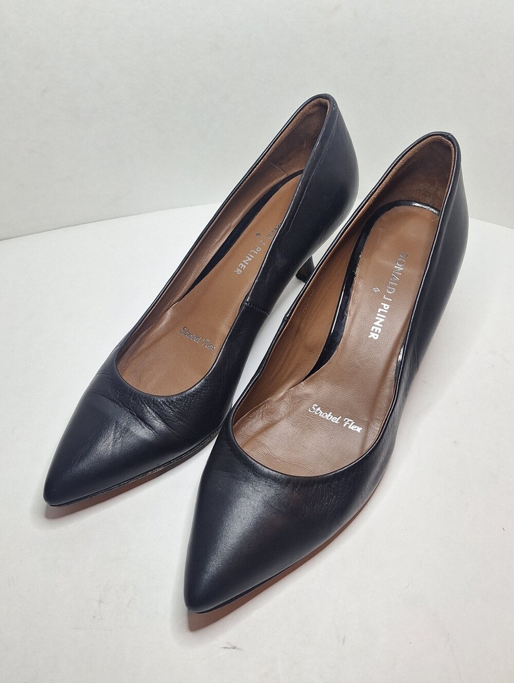 Donald J Pliner Rome Black Leather Pointed Toe Kitten Heel Pump Size 7.5 M